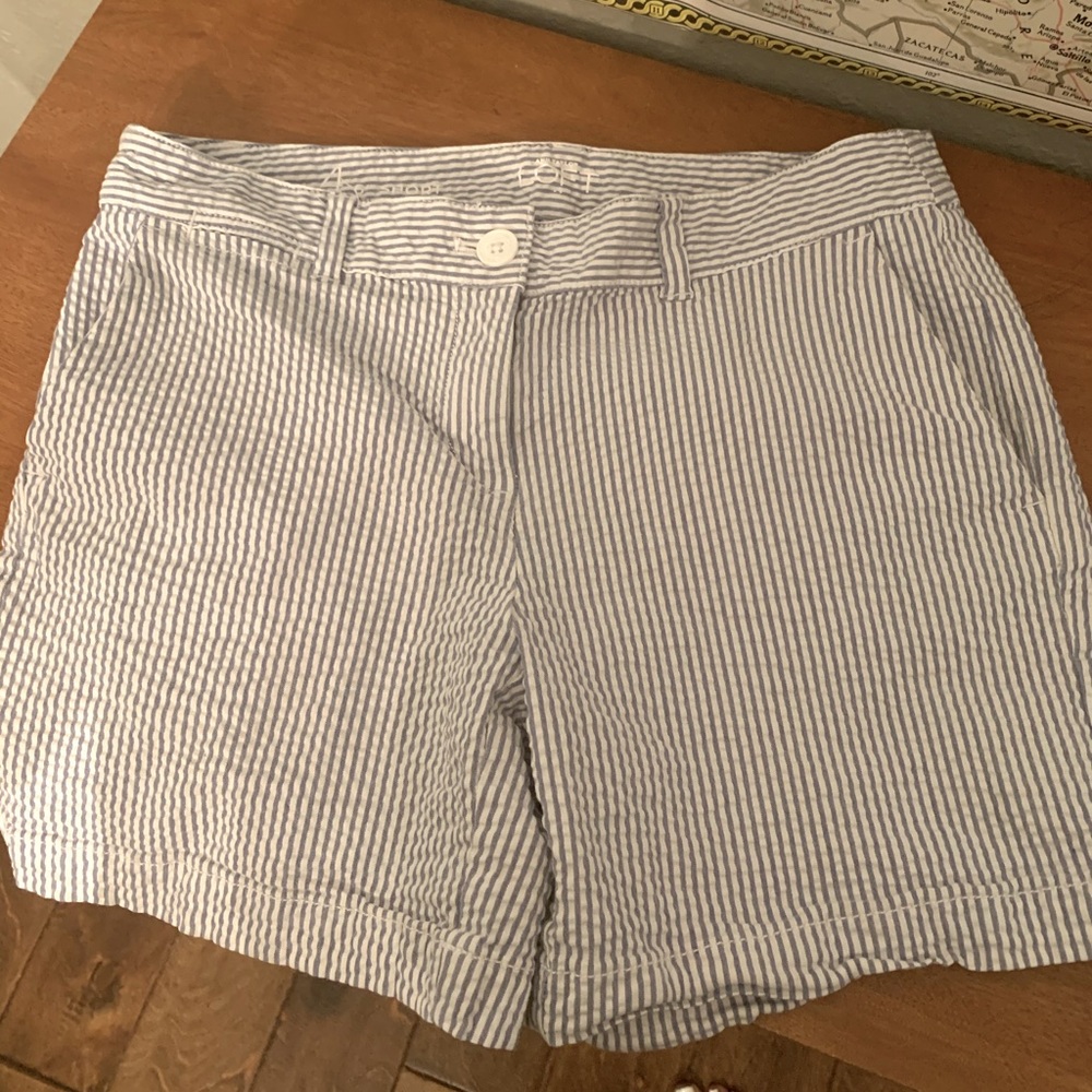 Women’s Loft blue seersucker shorts